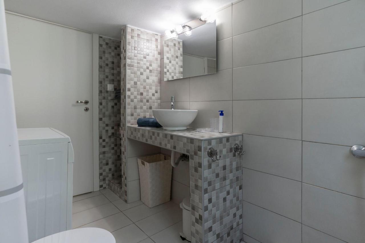 Casa Bonita, House With Private Entrance And Garden, Between Center And Sea * Athens